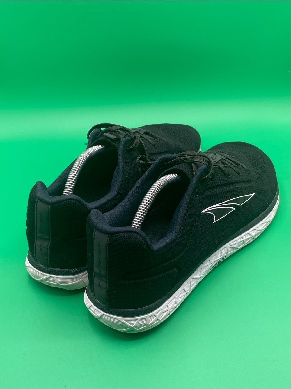 Altra Escalante 2.5 running shoes in black​ - Picture 2 of 4
